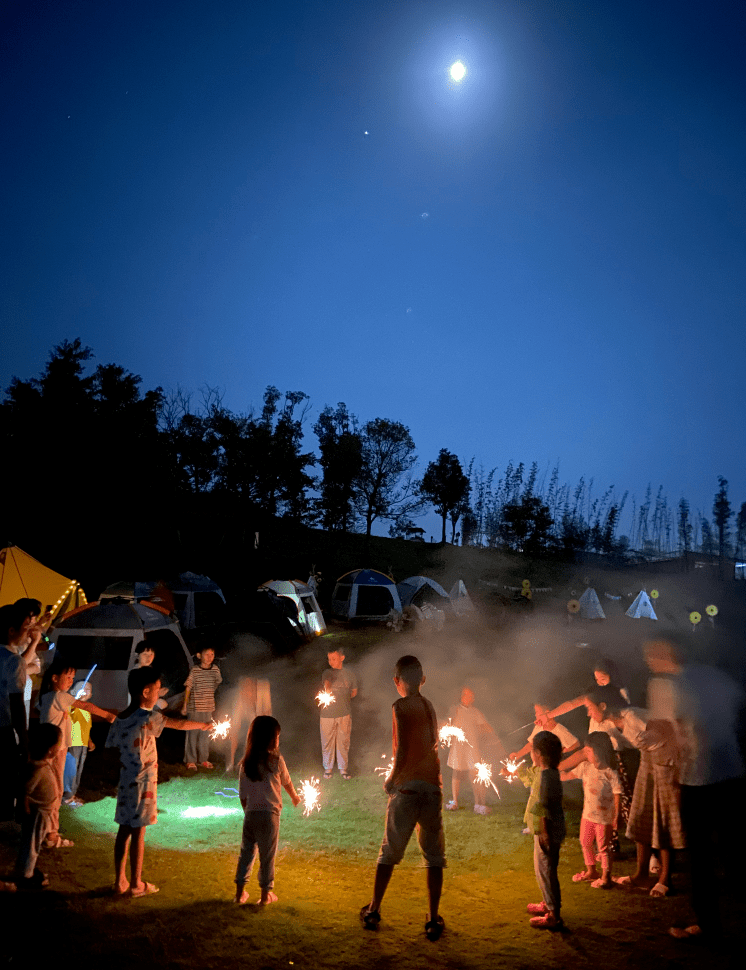 包含夜幕下的星空露营，运动与休闲完美结合的词条